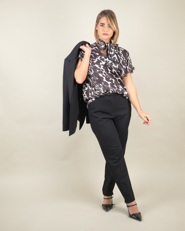 Blusa animalier con fiocco