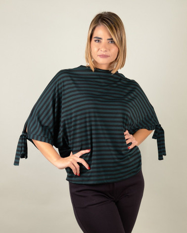 Maglia a righe con maniche annodate