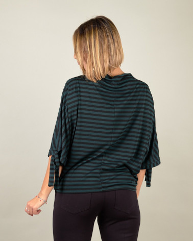 Maglia a righe con maniche annodate