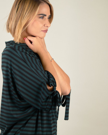 Maglia a righe con maniche annodate