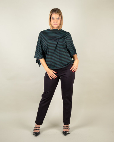 Maglia a righe con maniche annodate
