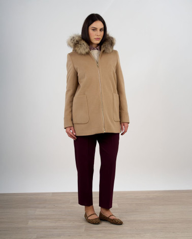 Cappotto con cappuccio e bordo in ecopelliccia