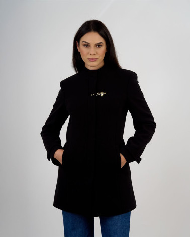 Cappotto con collo alla coreana e chiusura gioiell