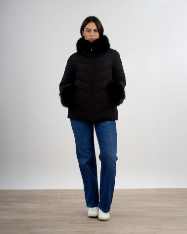 Piumino con cappuccio e collo in eco pelliccia