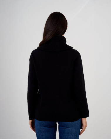 Maglia con collo alto removibile e tasche frontali