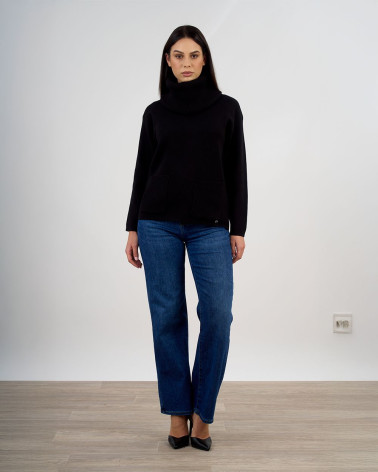 Maglia con collo alto removibile e tasche frontali