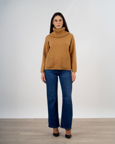 Maglia con collo alto removibile e tasche frontali