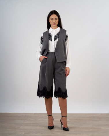 Pantaloni culotte grigi con bordo in pizzo nero