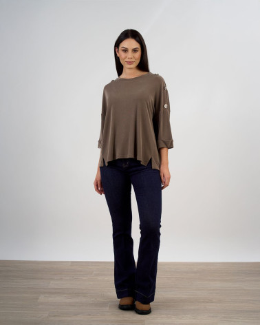 Maglia ampia con bottoni decorativi sulle maniche