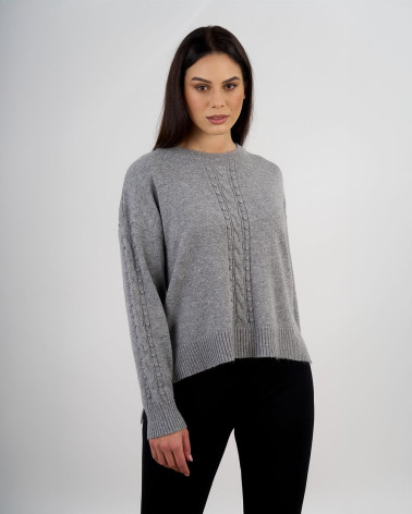 Maglia con lavorazione trecce e fondo asimmetrico