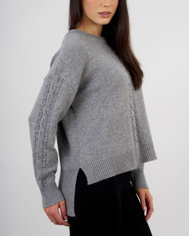 Maglia con lavorazione trecce e fondo asimmetrico