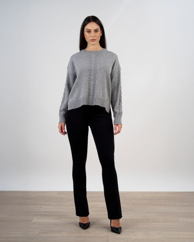 Maglia con lavorazione trecce e fondo asimmetrico