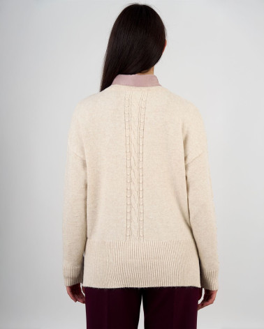 Maglia con lavorazione trecce e fondo asimmetrico