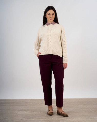 Maglia con lavorazione trecce e fondo asimmetrico