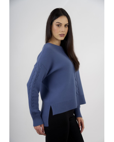 Maglia con lavorazione trecce e fondo asimmetrico