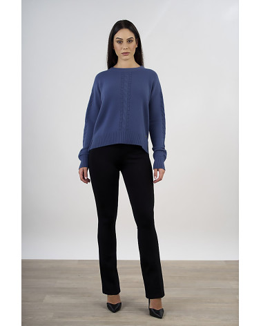 Maglia con lavorazione trecce e fondo asimmetrico