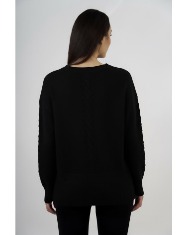 Maglia con lavorazione trecce e fondo asimmetrico