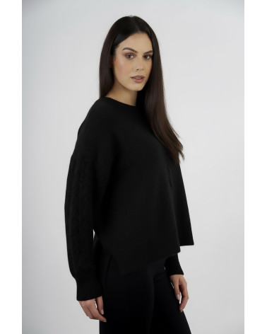 Maglia con lavorazione trecce e fondo asimmetrico