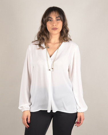 Blusa con collana decorativa