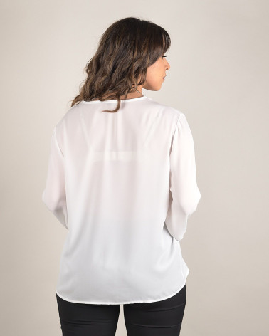 Blusa con collana decorativa
