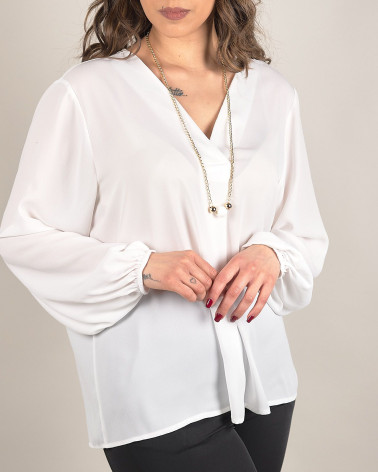 Blusa con collana decorativa