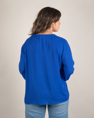 Blusa con collana decorativa