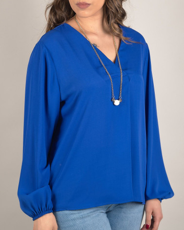 Blusa con collana decorativa