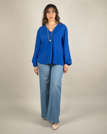 Blusa con collana decorativa