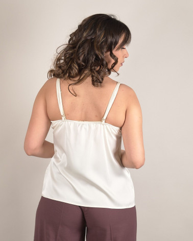 Top in raso con dettagli in pizzo elegante