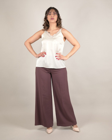 Top in raso con dettagli in pizzo elegante