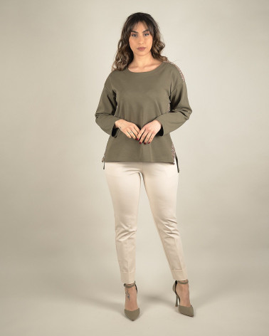 Maglia verde con dettagli in paillettes