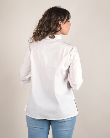 Camicia bianca con dettagli gioiello