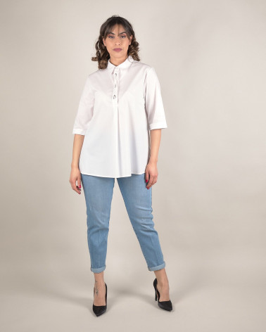 Camicia bianca con dettagli gioiello