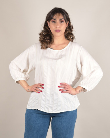 Blusa bianca elegante con motivi decorativi