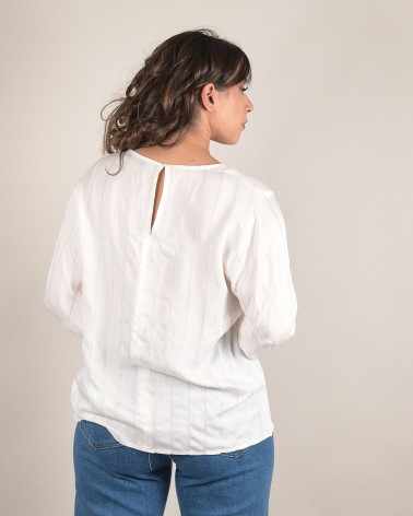 Blusa bianca elegante con motivi decorativi