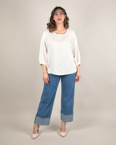 Blusa bianca elegante con motivi decorativi