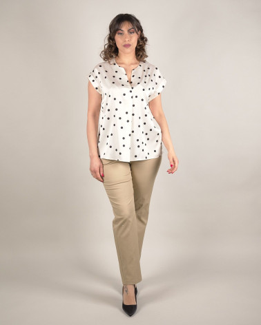 Blusa panna in raso a pois con scollo a V