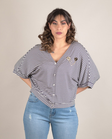 Maglia a righe con bottoni decorativi