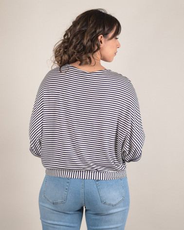 Maglia a righe con bottoni decorativi