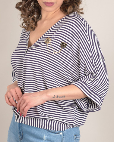 Maglia a righe con bottoni decorativi