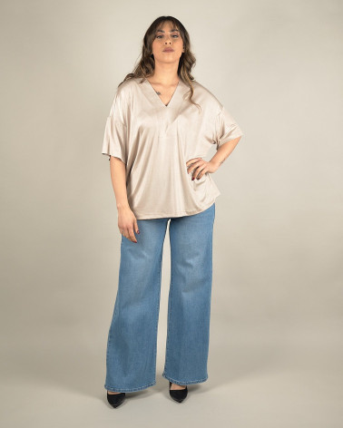 Maglia oversize in jersey lucido con scollo a V