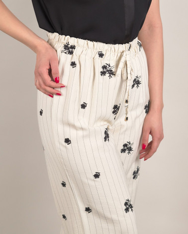 Pantaloni larghi con ricami floreali e righe verti