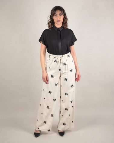 Pantaloni larghi con ricami floreali e righe verti
