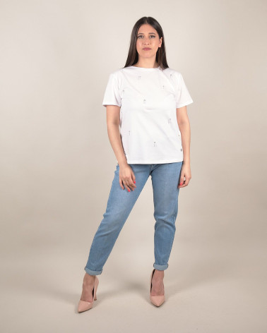 T-shirt con perle e strass applicati