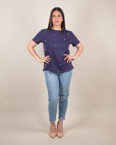 T-shirt con perle e strass applicati
