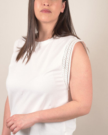 Top in cotone con inserti traforati sulle spalle