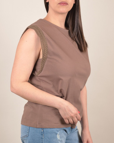 Top in cotone con inserti traforati sulle spalle