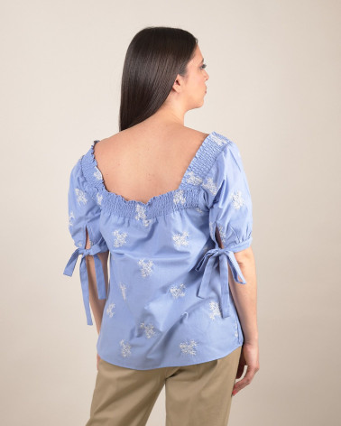 Blusa con scollo quadrato e ricami