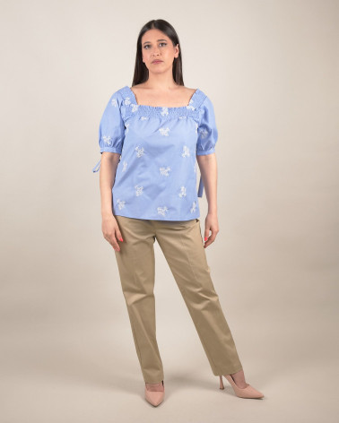 Blusa con scollo quadrato e ricami
