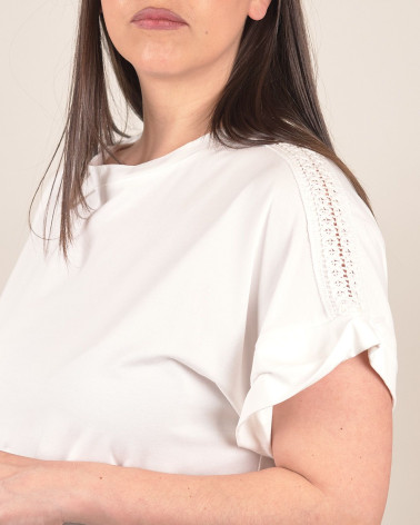 T-shirt in cotone con spalle traforate